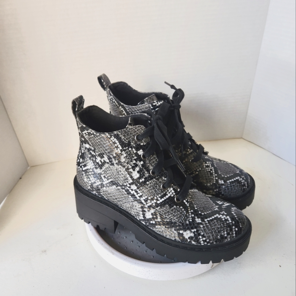 6 Sketchers Viper Boots